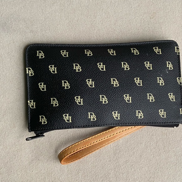 Dooney & Bourke wristlet. - Picture 10 of 13